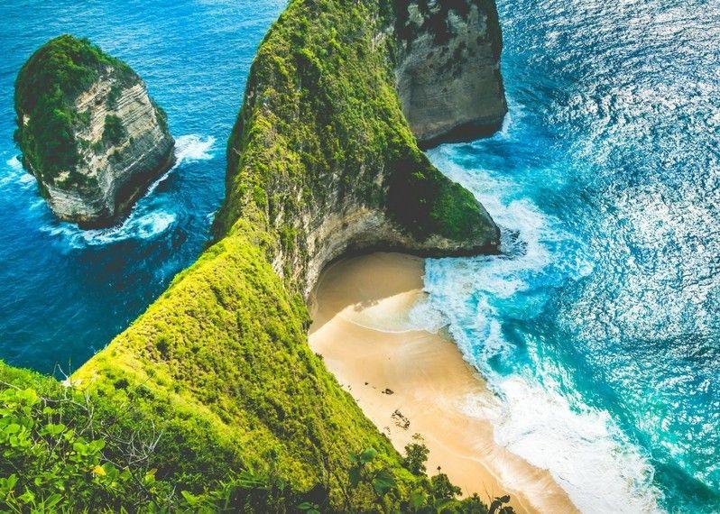 Manta Bay, anche conosciuta come  Kelingking Beach sull’isola Nusa Penida, Bali, Indonesia. 
©Galjan/Shutterstock