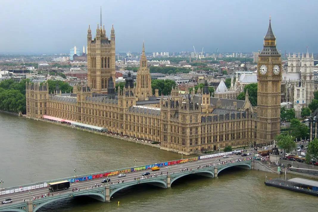 Blick auf den Palace of Westminster von oben