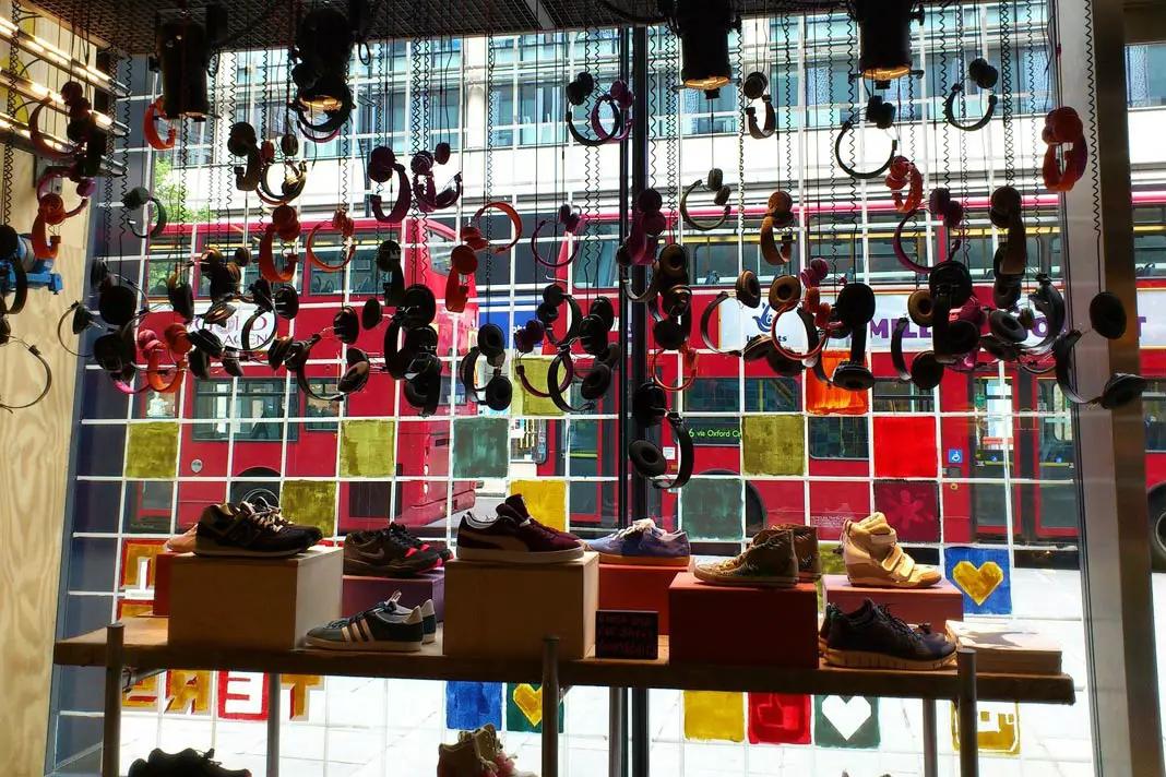 Blick aus einem Geschäft in der Oxford Street